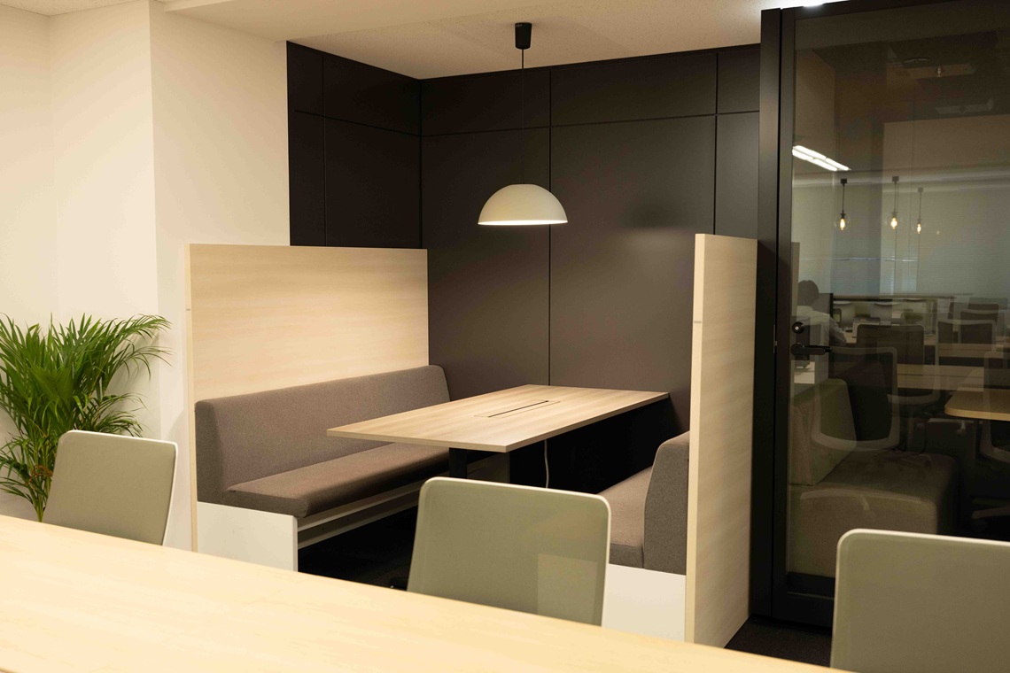 ファミレスブース　オフィス内装デザイン