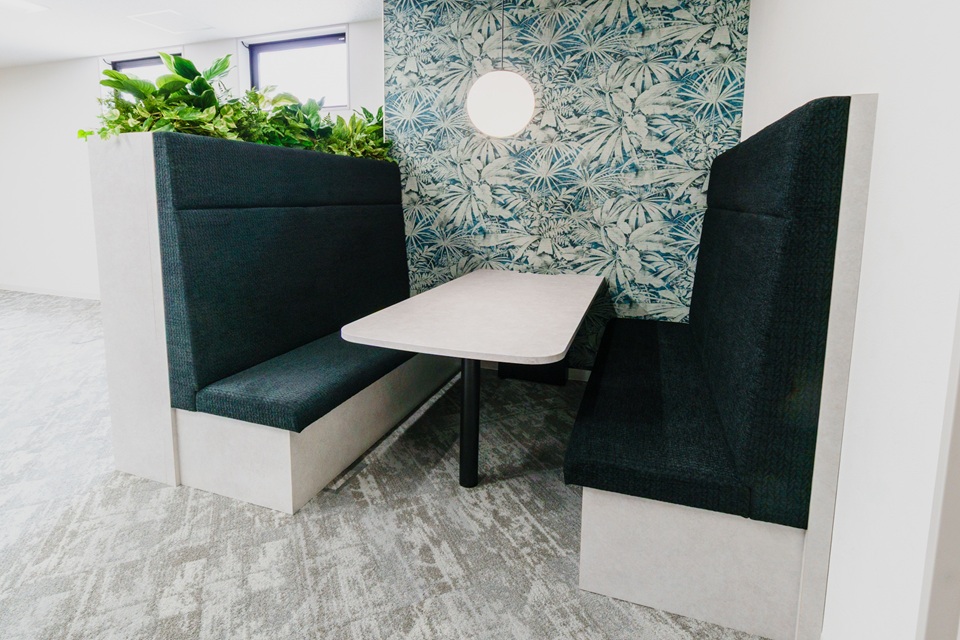 ファミレスブース　オフィス内装デザイン