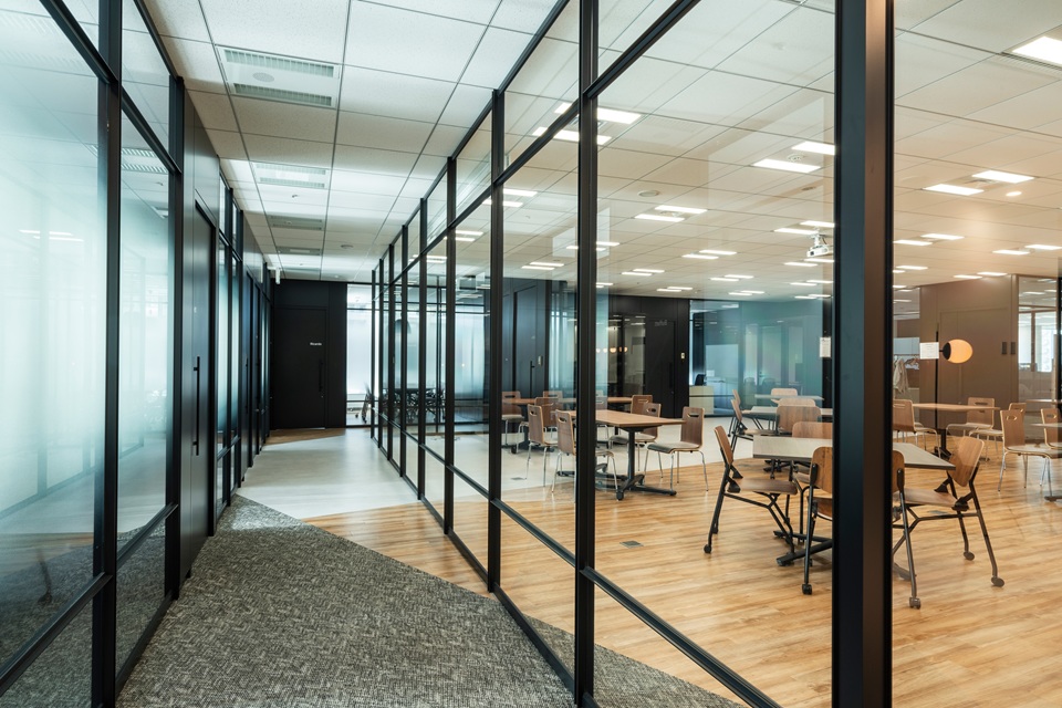 オフィスデザイン　ガラスパーティション