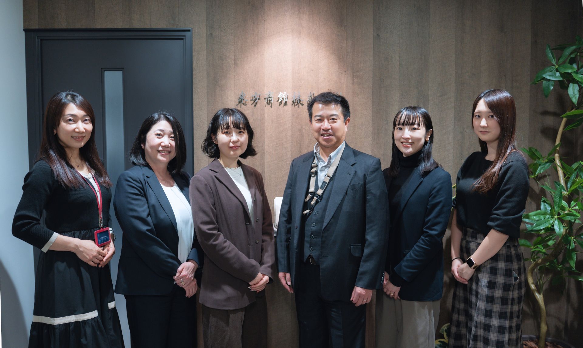 オフィス　集合写真