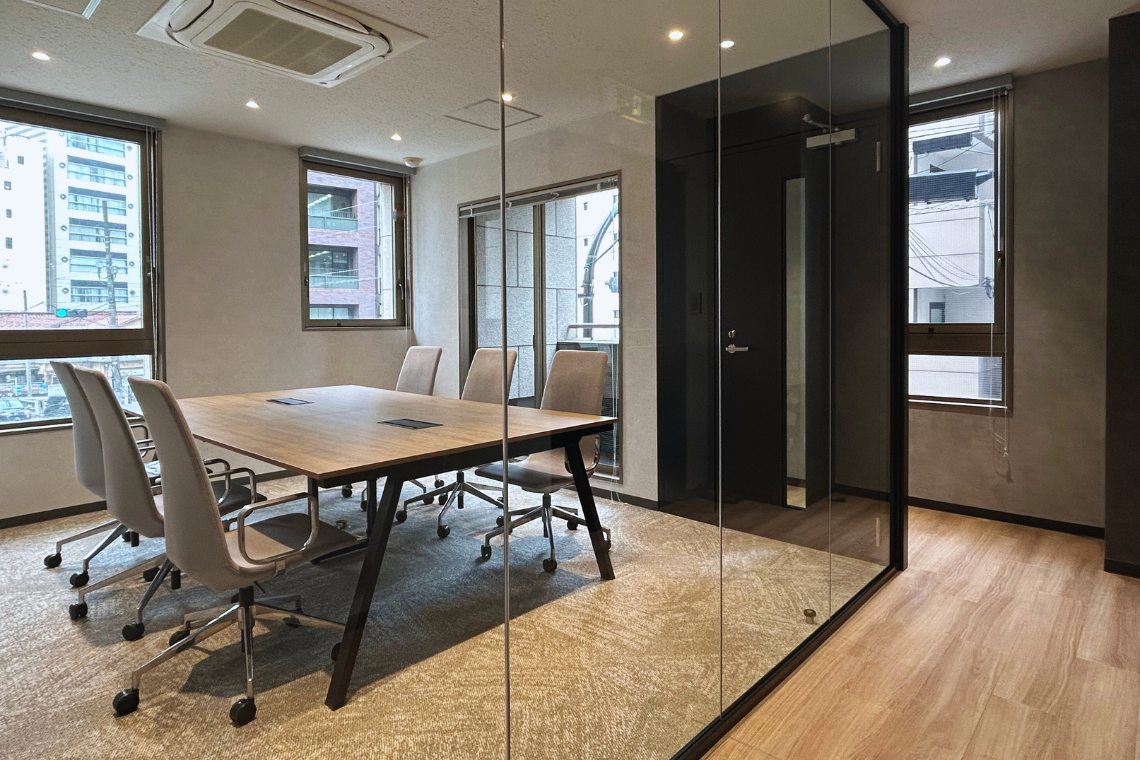 オフィス　会議室　ガラス