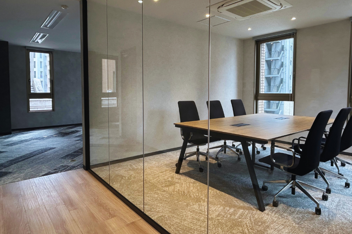 オフィス　会議室　ガラス