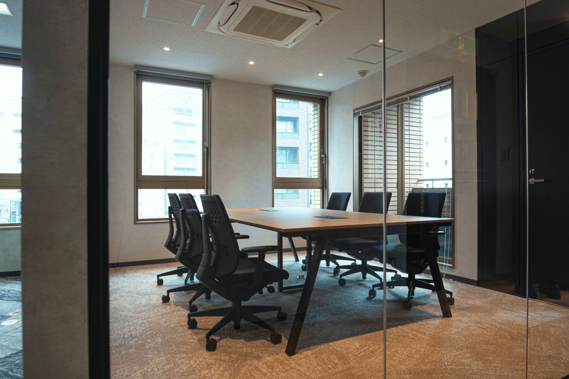 オフィス　会議室　ガラス