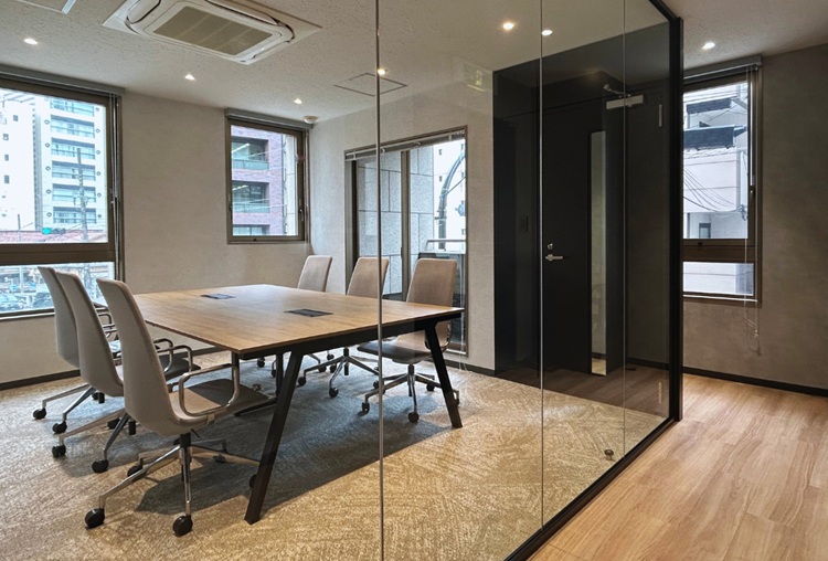 セットアップオフィス　会議室　ガラス